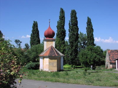 Novodobá kaplička v parčíku
