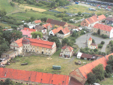 Letecký pohled na&nbsp;hospodářský dvůr zámku a&nbsp;náves