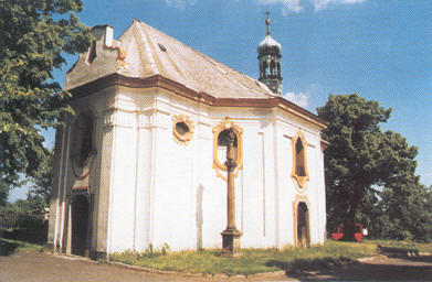 kaple sv.&nbsp;Anny z&nbsp;roku 1745&nbsp;s Mariánským sloupem z&nbsp;roku 1716