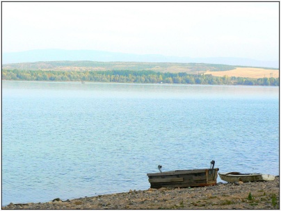 Pozdní letní pohled na&nbsp;přehradu