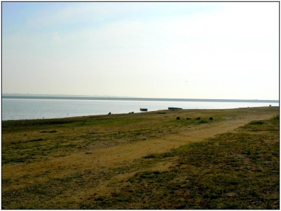 Pozdní letní pohled na&nbsp;přehradu