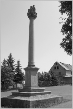Sloup se&nbsp;sochou Nejsvětější Trojice, Poláky.